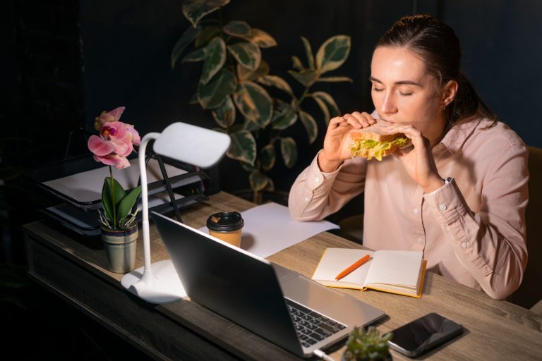Crononutrición laboral: por qué no da lo mismo comer a cualquier hora