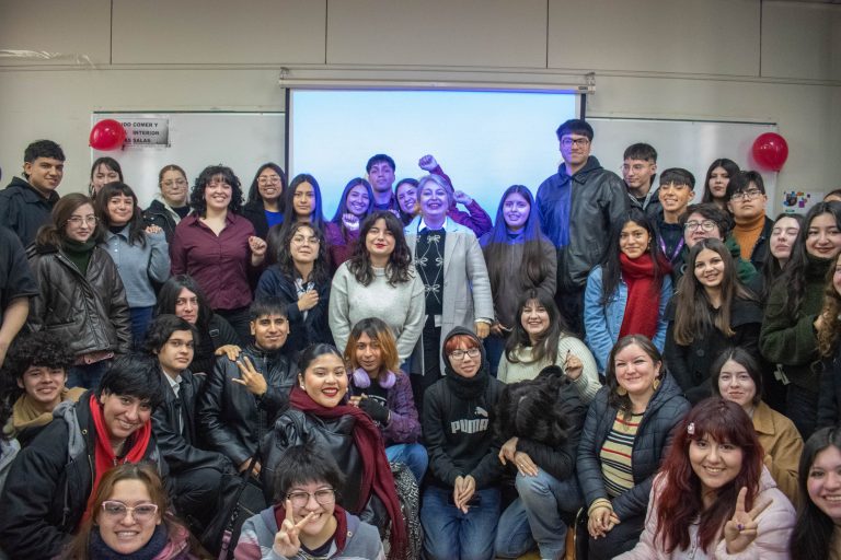 Juventudes Comunistas de la Usach realizan conversatorio con Jeannette Jara centrado en la organización estudiantil