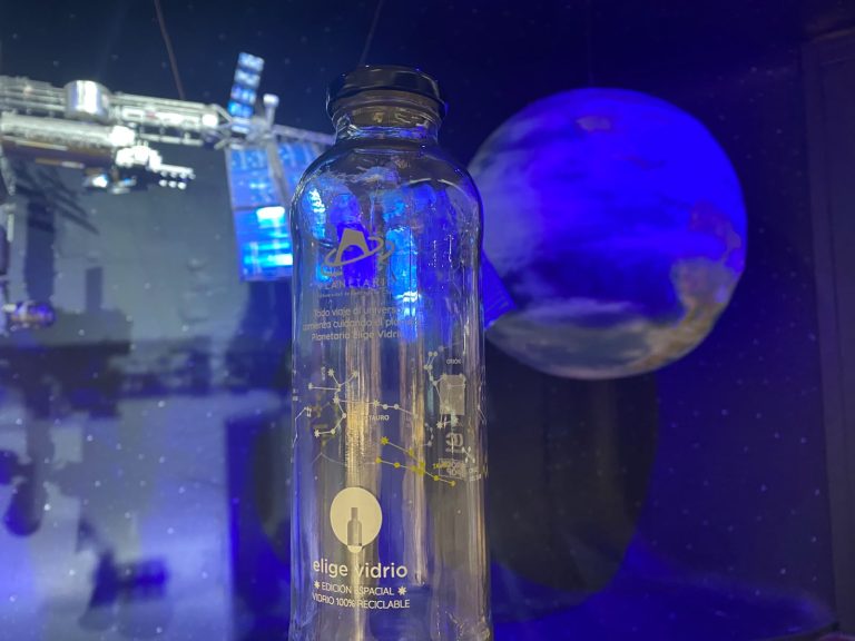 Planetario USACH celebra el Día de la Niñez con botellas de constelaciones de regalo, exposición, talleres científicos y Stars Wars