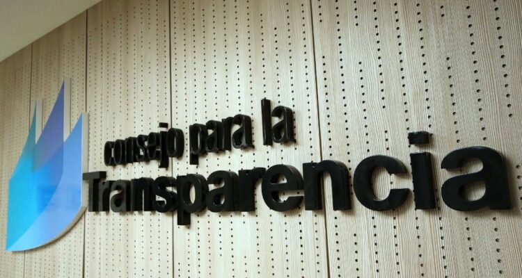 Censo CPLT revela que organismos públicos en que predominan honorarios tienen más bajo rendimiento que en los que prevalecen contratas