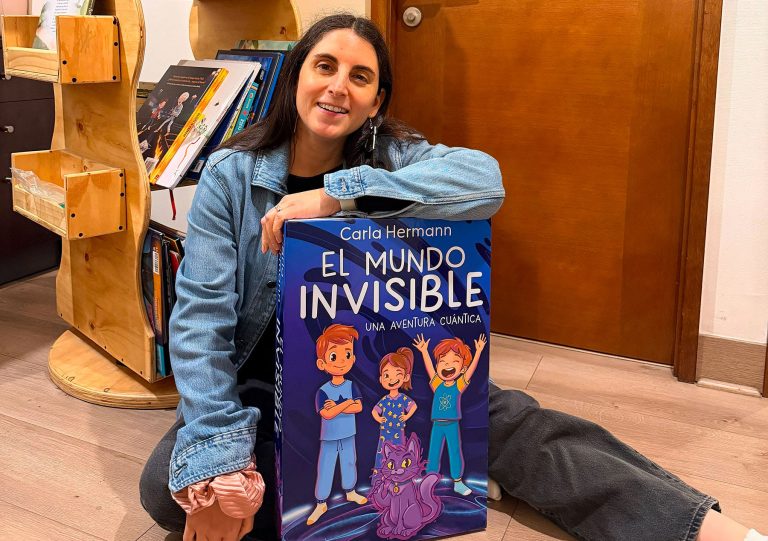 Académica Carla Hermann lanza libro que acerca la física cuántica a niños y niñas