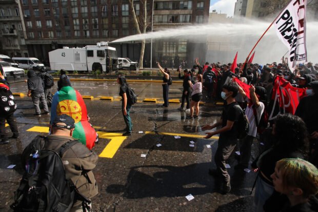 “Nos tratan como a delincuentes”: Estudiantes denuncian brutal represión en marcha contra el gobierno de Kast y la cumbre de la Ultraderecha