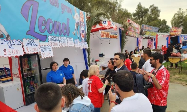 Amar Azul, Pablo Chill-e y Garras de Amor: Recoleta lanza carnaval dieciochero con entradas gratuitas para Adultos Mayores