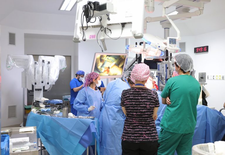 Hospital Félix Bulnes realiza primera cirugía robótica de cáncer junto a equipo del Hospital Barros Luco