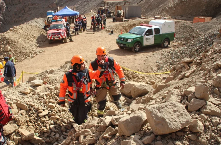 25 trabajadores han muerto este año entre industria salmonera y minera: Sindicato Chuquicamata llama a paro nacional y CUT pide cárcel para los culpables