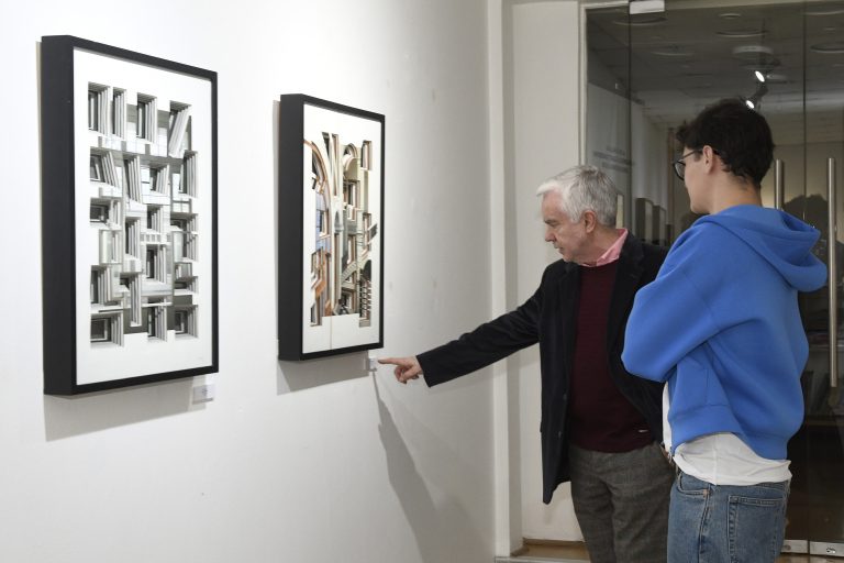 Exposición reconstruye la vida interior de edificios emblemáticos de Santiago