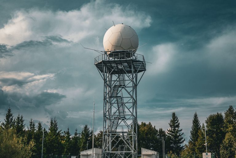 ¿Cómo funcionan los radares meteorológicos y quiénes están capacitados para operarlos?