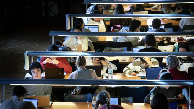 Universitarios que usan ChatGPT creen entender más de lo que realmente pueden explicar